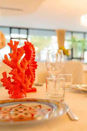 Un tavolo del ristorante con un corallo