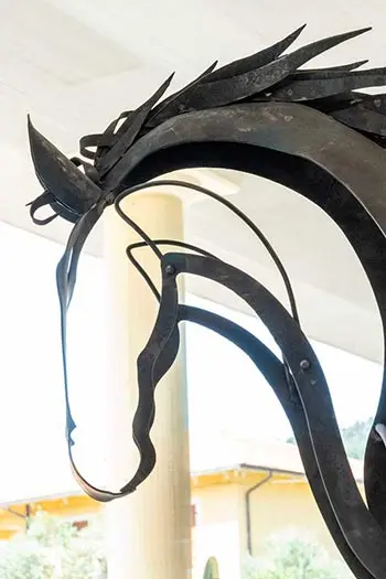 Statua di un cavallo in ferro