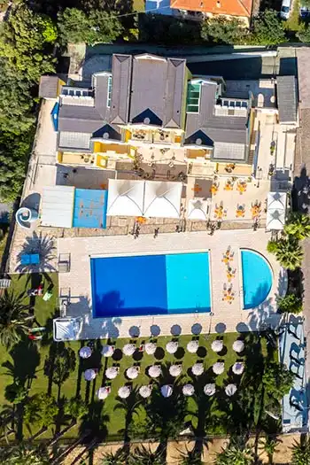 Panoramica della piscina dell'hotel