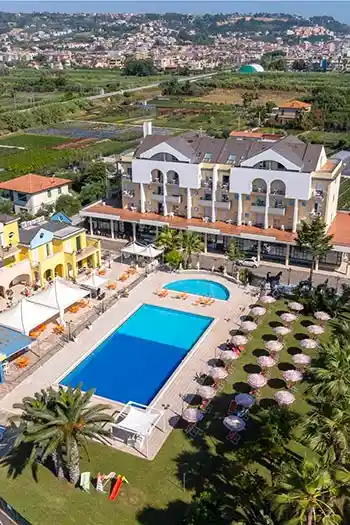 Panoramica dell'hotel con la piscina e le palme